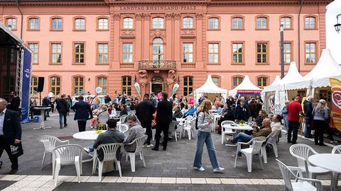 Der Eingang des Deutschhauses ist frontal zu sehen. Davor tummeln sich rege die Gäste des Bürgerfestes.