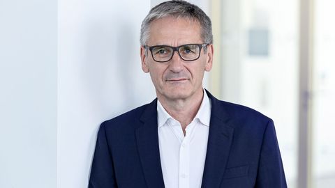 Landtagspräsident Hendrik Hering mit ernstem Gesichtsausdruck. Er steht vor einem Fenster. Das Bild wirkt hell und licht.
