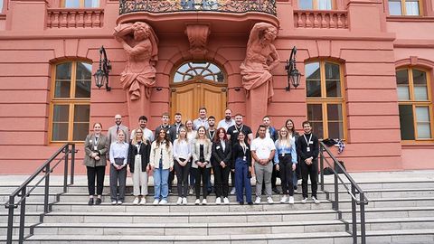 Gruppenbild vor dem Landtagsgebäude