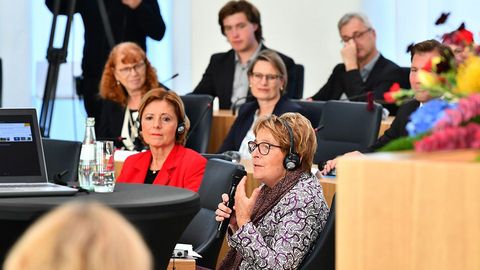 Das Gespräch findet im Plenarsaal des Deutschhauses statt. Alle Beteiligten tragen Kopfhörer für eine simultane Übersetzung.