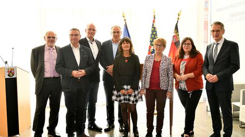 Ein Gruppenbild von Hendirk Hering mit den französischen Gästen im Büro des Präsidenten.