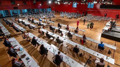 Alle Abgeordnete des Landtags sitzen an ihren Plätzen im Plenarsaal