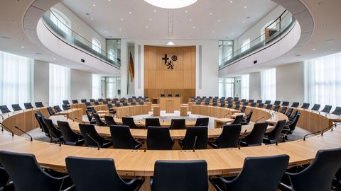 Leerer Plenarsaal im frisch sanierten Deutschhaus