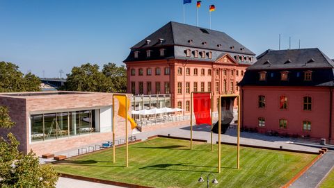Deutschhaus Außenansicht inklusive Restaurant