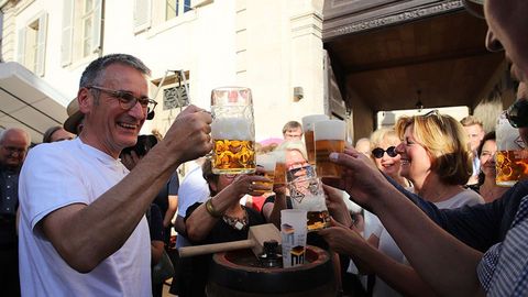 Hendrik Hering stößt gemeinsam mit weiteren Abgeordneten an.