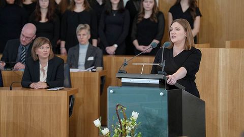 Die stellvertretende Ministerpräsidentin Katharina Binz bei ihrer Rede am Rednerpult im Plenarsaal.