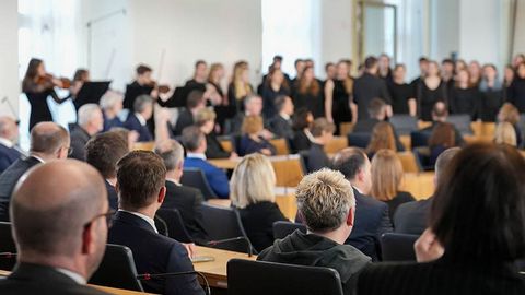 Auf dem Bild sieht man das Publikum im Plenarsaal.