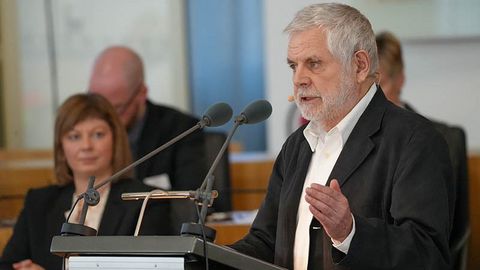 Professor Frank Nonnenmacher bei seiner Rede am Rednerpult im Plenarsaal.
