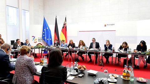 Die Beteiligten verwenden Kopfhörer für eine simultane Übersetzung.