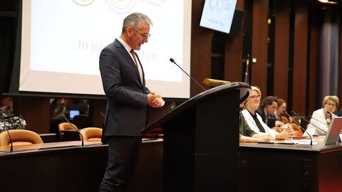 Hendrik Hering hält eine Rede am Rednerpult.