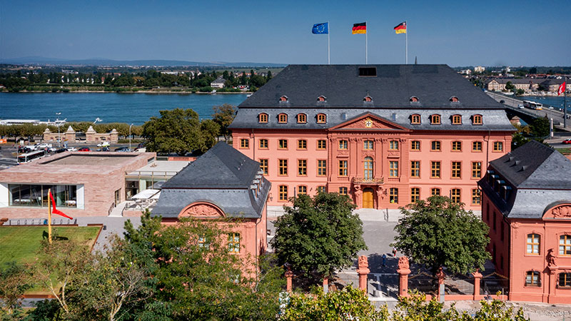 Luftaufnahme des Deutschhauses nach der abgeschlossenen Sanierung im Jahr 2021