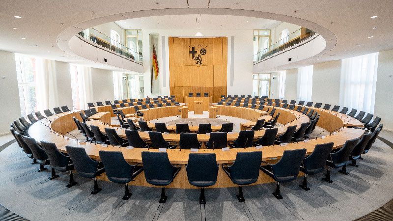 Leerer Plenarsaal des sanierten Deutschhauses