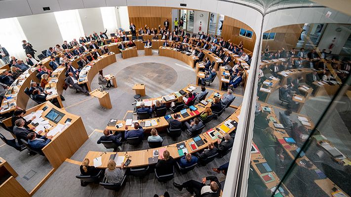 Ansicht auf die Abgeordneten während der 7. Plenarsitzung von der Zuschauertribüne aus. Die 7. Plenarsitzung ist die erste Sitzung im sanierten Deutschhaus.