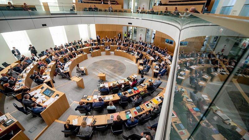 Bild vom Besucherrang aus auf das Rednerpult.