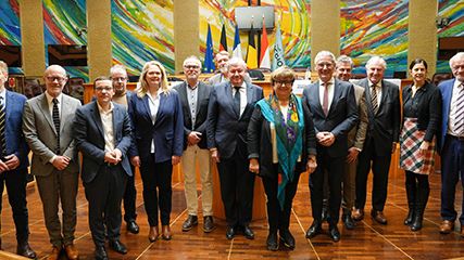 Mitglieder des Interregionalen Parlamentarierrates bei der Präsidentschaftsübergabe in Metz (Mobilansicht)