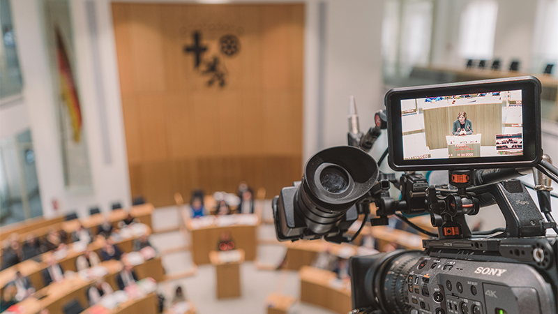 Plenarsitzung im Landtag Rheinland-Pfalz mit Videokamera