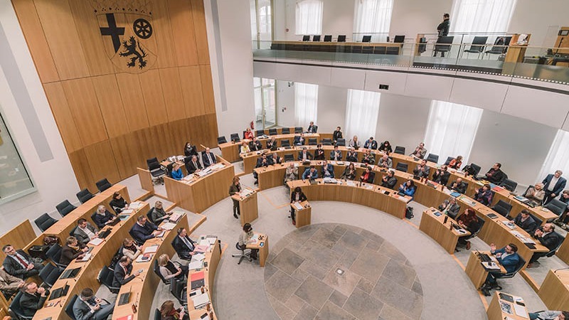 Der Plenarsaal im Deutschhaus während einer Sitzung von der Zuschauertribüne aus
