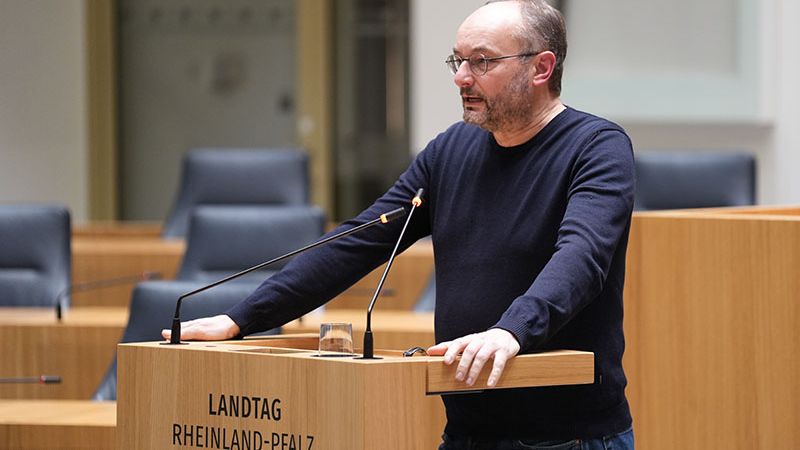 Minkmar am Rednerpult des Plenarsaals.