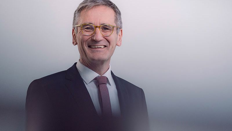 Portrait des Landtagspräsidenten Rheinland-Pfalz,  Hendrik Hering; der Präsident trägt ein dunkelgraues Jacket und eine rot-weiß gemusterte Krawatte; das Bild ist mit Unschärfe-Effekten bearbeitet