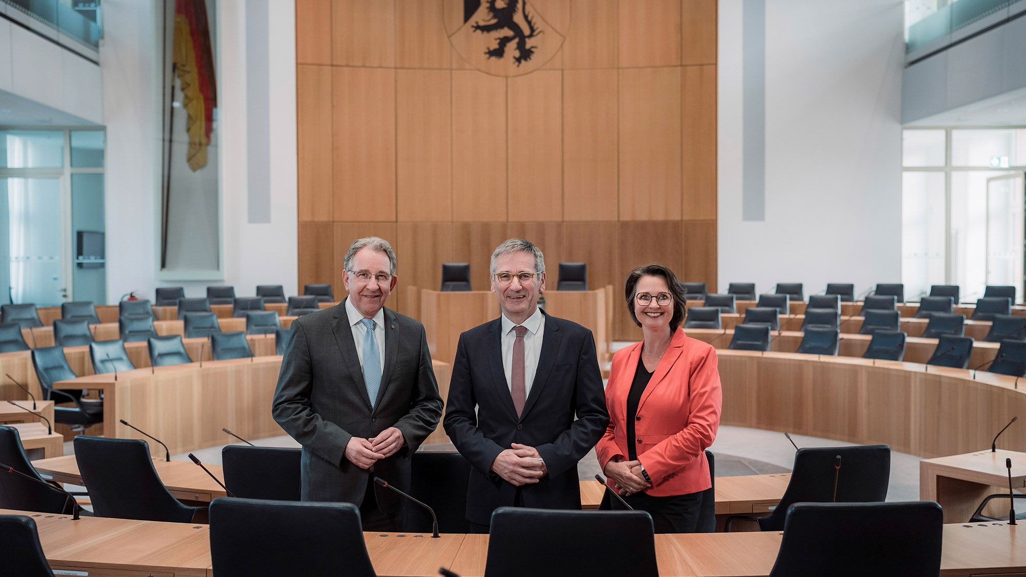 Der Vorstand des Landtags zwischen den Sitzplätzen der Abgeordneten im Plenarsaal des Landtags.