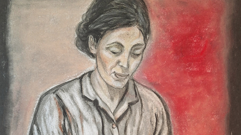 Zu sehen ist ein Gemälde. Es zeigt eine Frau. Sie hat die Haare hochgebunden und trägt ein graues Hemd. Sie schaut nach unten. Im Hintergrund wurde die rechte Seite rot bemalt. Die linke Seite ist hellgrau.