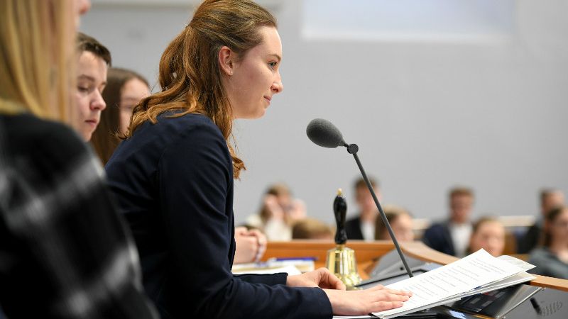 Programme für Schulklassen & Jugendgruppen Einen Blick hinter die Kulissen unseres Landesparlamentes werfen, selbst aktiv werden und mit Abgeordneten diskutieren!