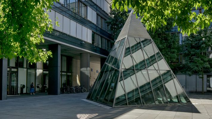 Glaspyramide im Hof des Abgeordnetengebäudes