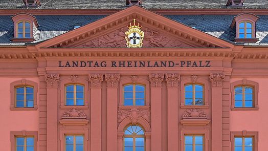 Das Deutschhaus in der Frontansicht mit der Aufschrift 