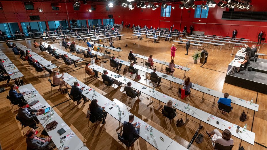 Alle Abgeordnete des Landtags sitzen an ihren Plätzen im Plenarsaal