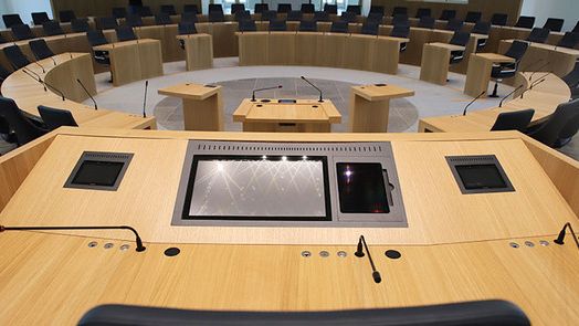 Pult des Sitzungspräsidenten im Plenarsaal des Deutschhauses