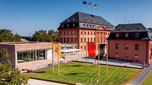 Deutschhaus Außenansicht inklusive Restaurant