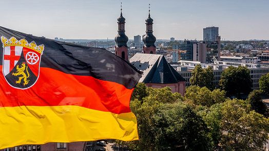 Die rheinland-pfälzische Flagge weht auf dem Dach des Deutschhauses