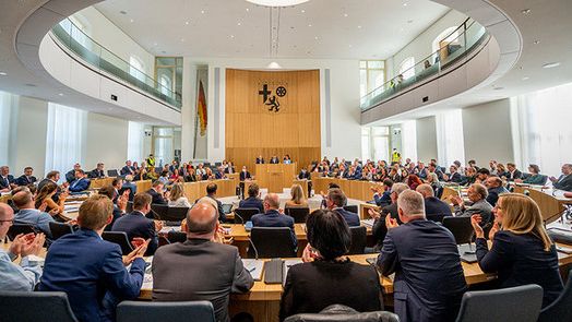 Die Abgeordneten der 18. Wahlperiode kommen zur ersten Plenarsitzung im modernisierten Plenarsaal zusammen.
