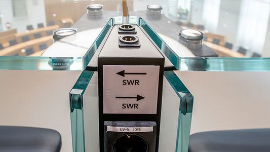Ausschnitt des Plenarsaals - im Fokus Anschlüsse für Journalisten des SWR