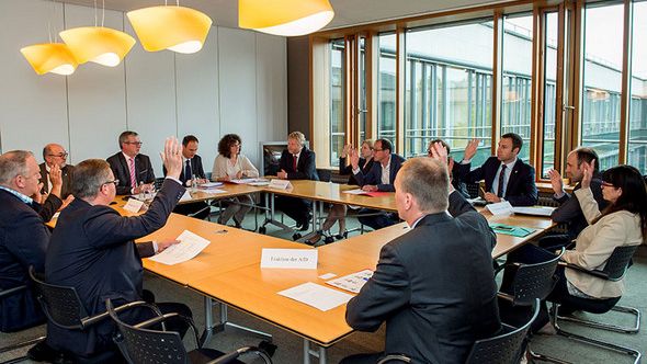 Einige Abgeordnete der 17. Wahlperiode sitzen gemeinsam zu einer Abstimmung in einem Raum im Isenburg-Karrée.