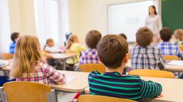 Grundschüler im Unterricht (m)