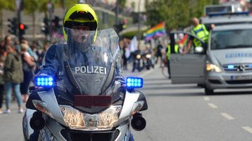 Polizist auf Motorrad