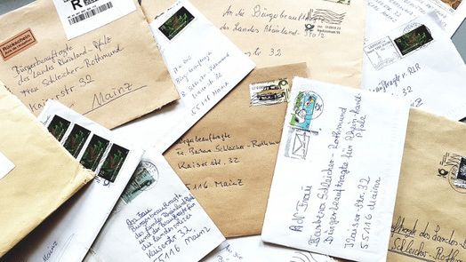 Zu sehen sind viele Briefe, die an die Bürgerbeauftragte adressiert sind.