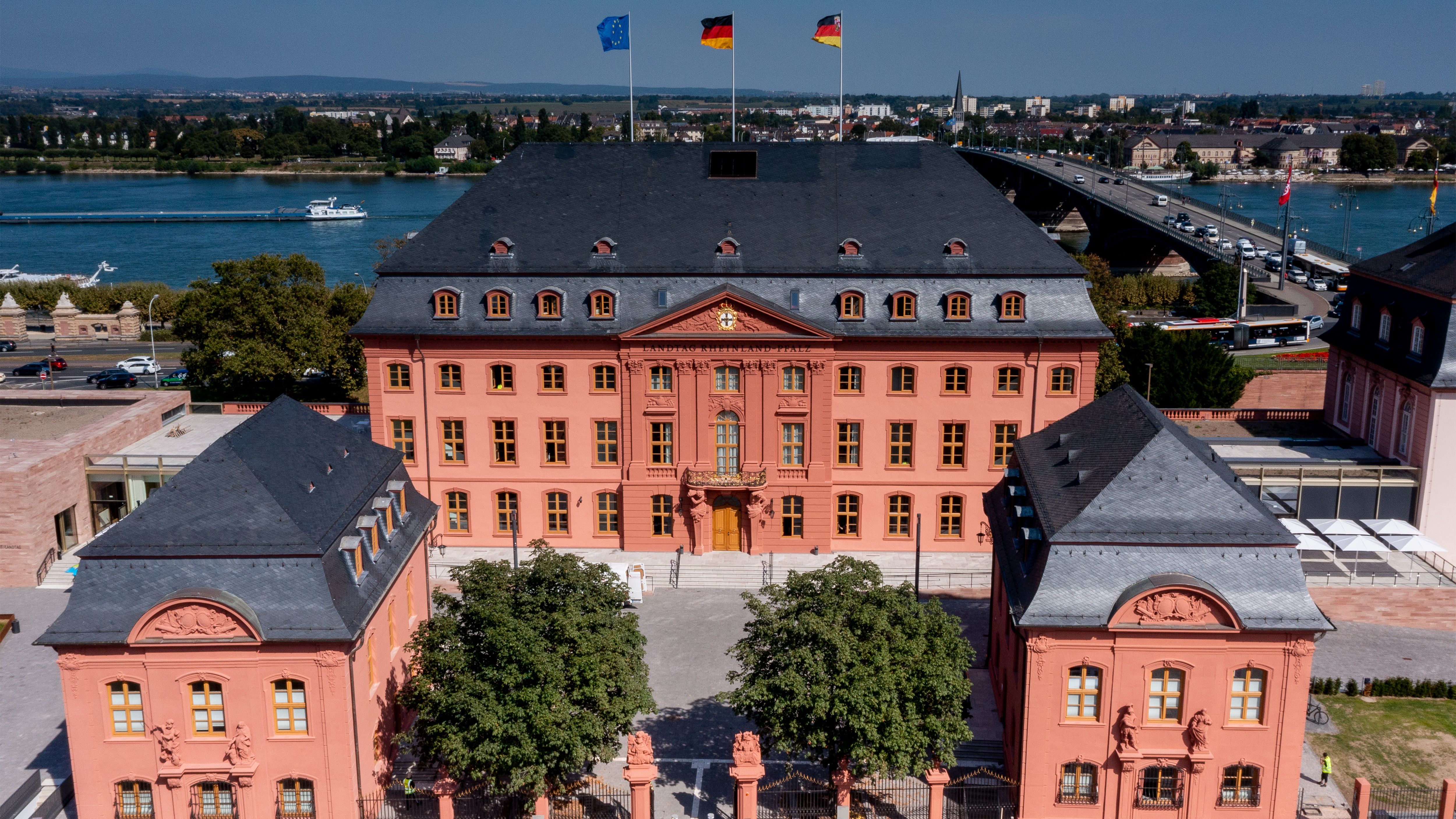 Das Deutschhaus, Außenaufnahme von oben