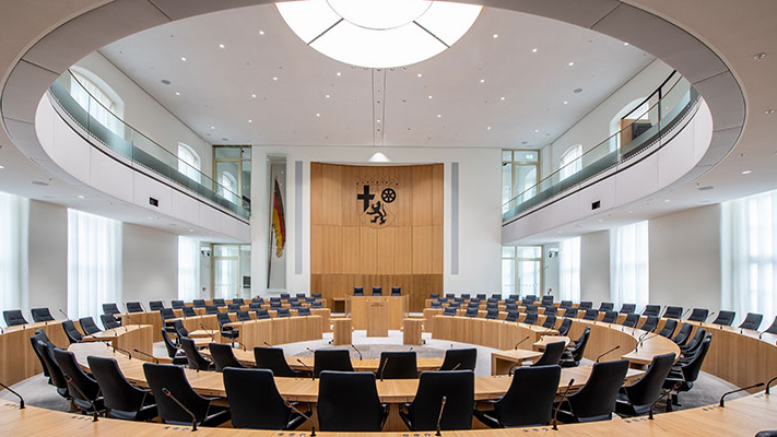 Der leere Plenarsaal