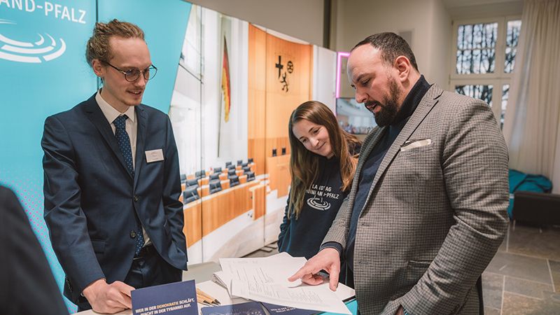 Die Honorarkräfte des Landtags Rheinland-Pfalz planen den Ablauf einer Besuchergruppe im Landtag.