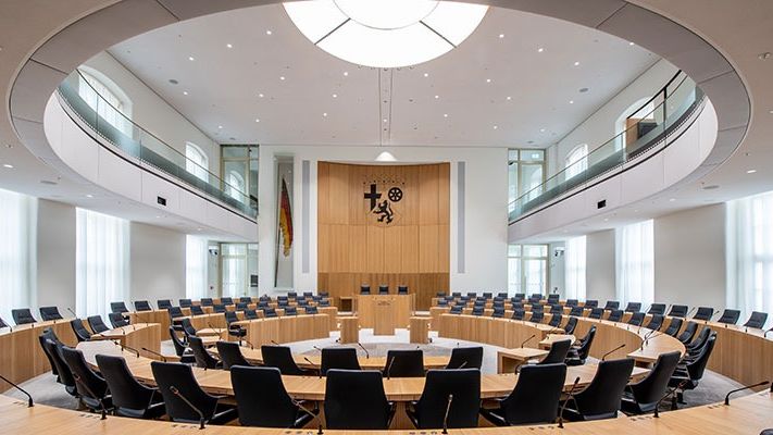 Ein Foto vom leeren Plenar-Saal. Im Plenar-Saal finden die Sitzungen vom Landtag statt.