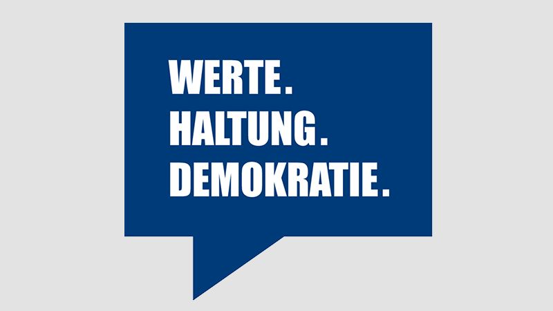 zu sehen ist eine dunkelblaue Sprechblase mit den Wörtern: 