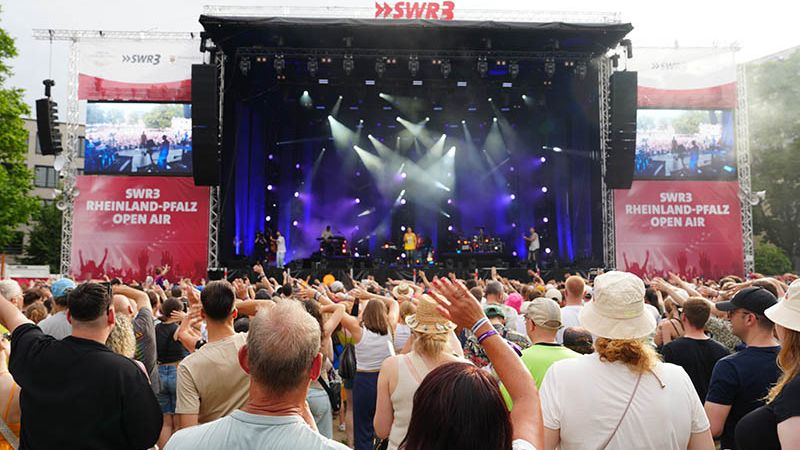 Auf dem Bild zu sehen ist das Publikum und die Bühne beim SWR3 Opem-Air.