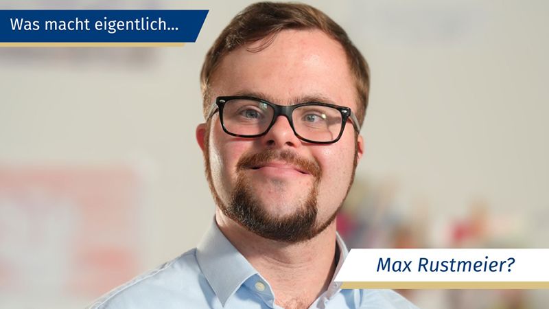 Zu sehen ist ein Mann mit einer Brille. Er lächelt in die Kamera. Oben links steht "Was macht eigentlich..." und unten rechts steht: "Max Rustmeier?"
