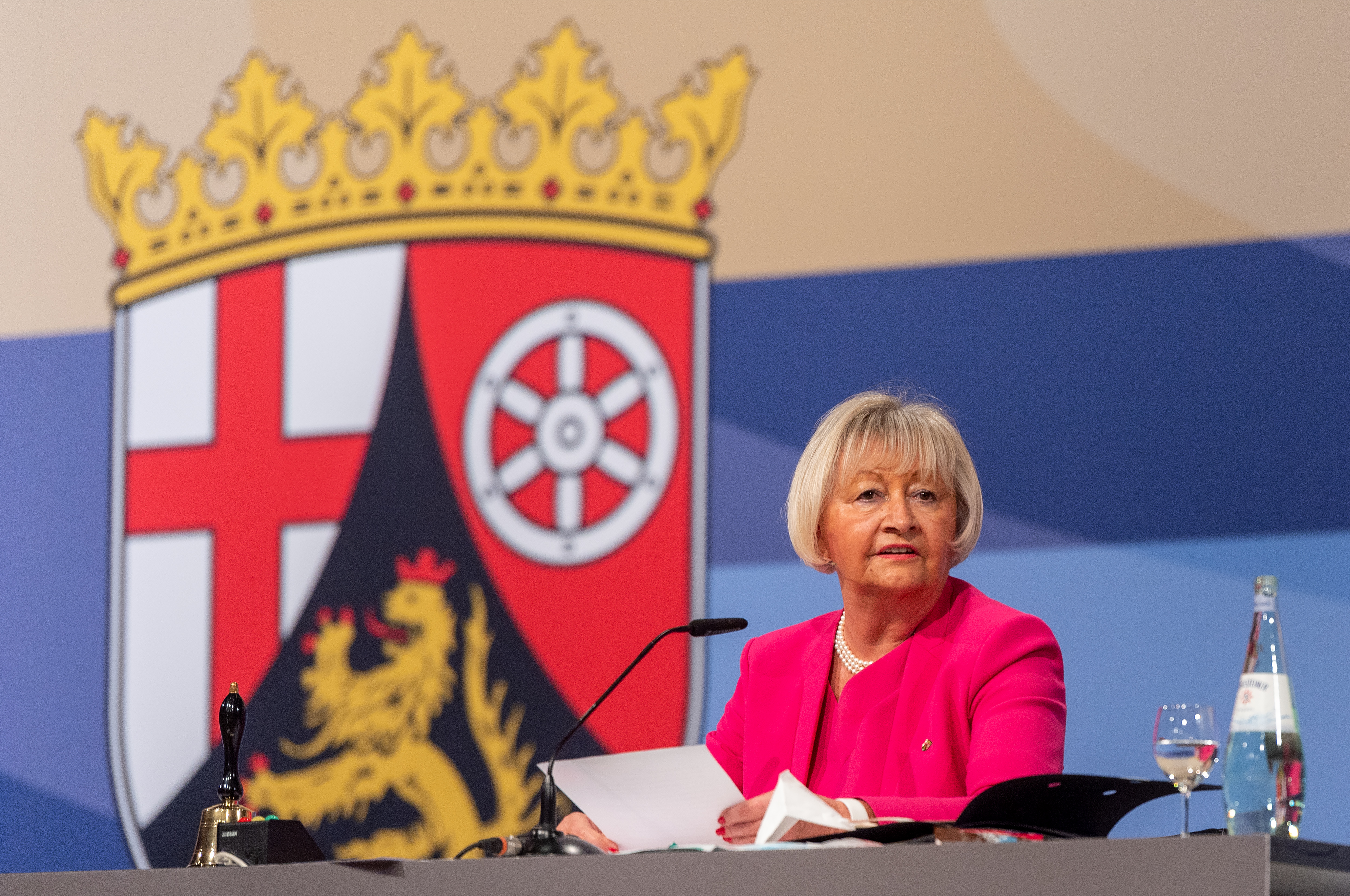 Frau Willius-Senzer am Rednerpult. Im Hintergrund die Landesflagge von Rheinland-Pfalz
