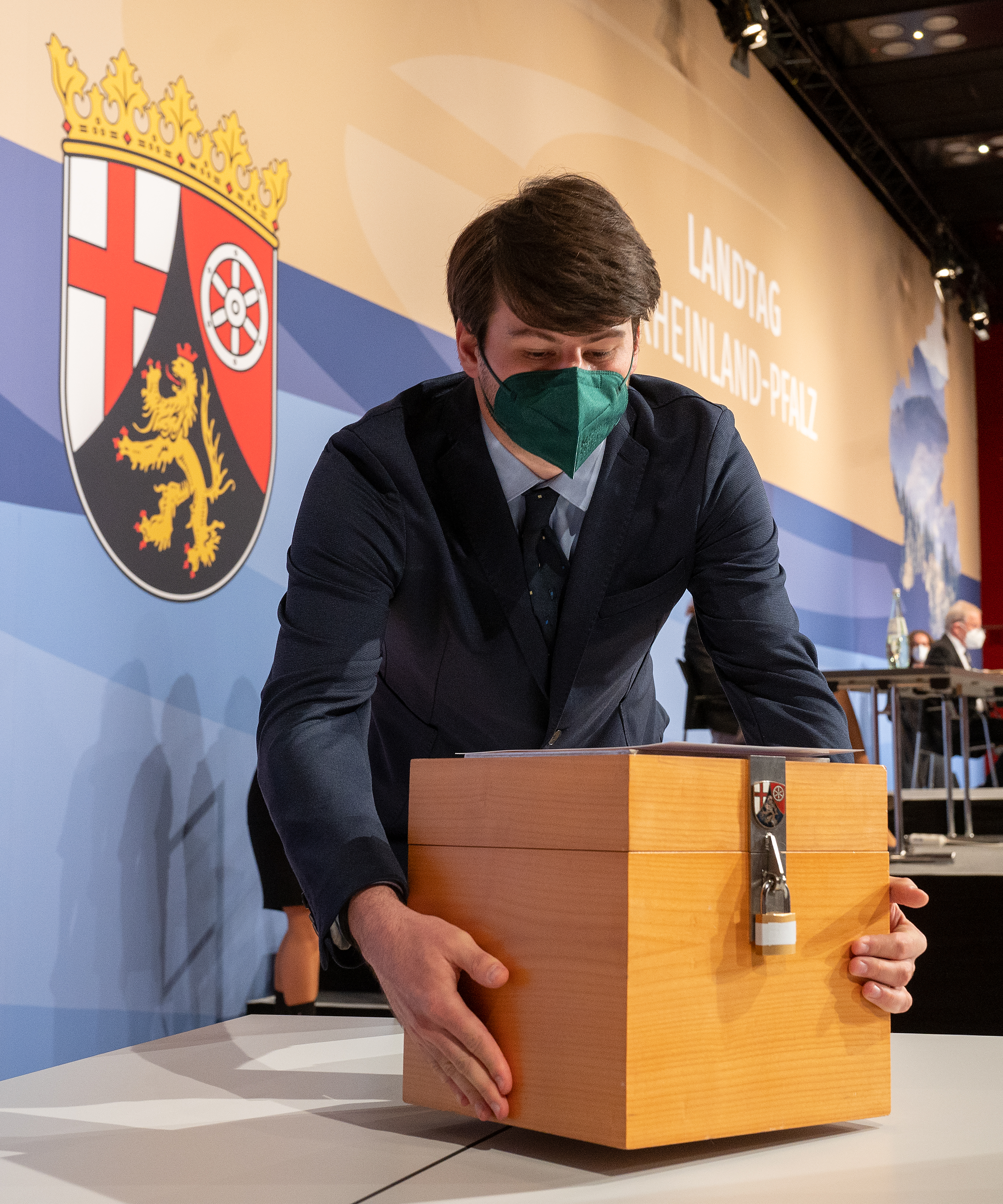 Eine verschlossene Holztruhe wird als Wahlurne verwendet