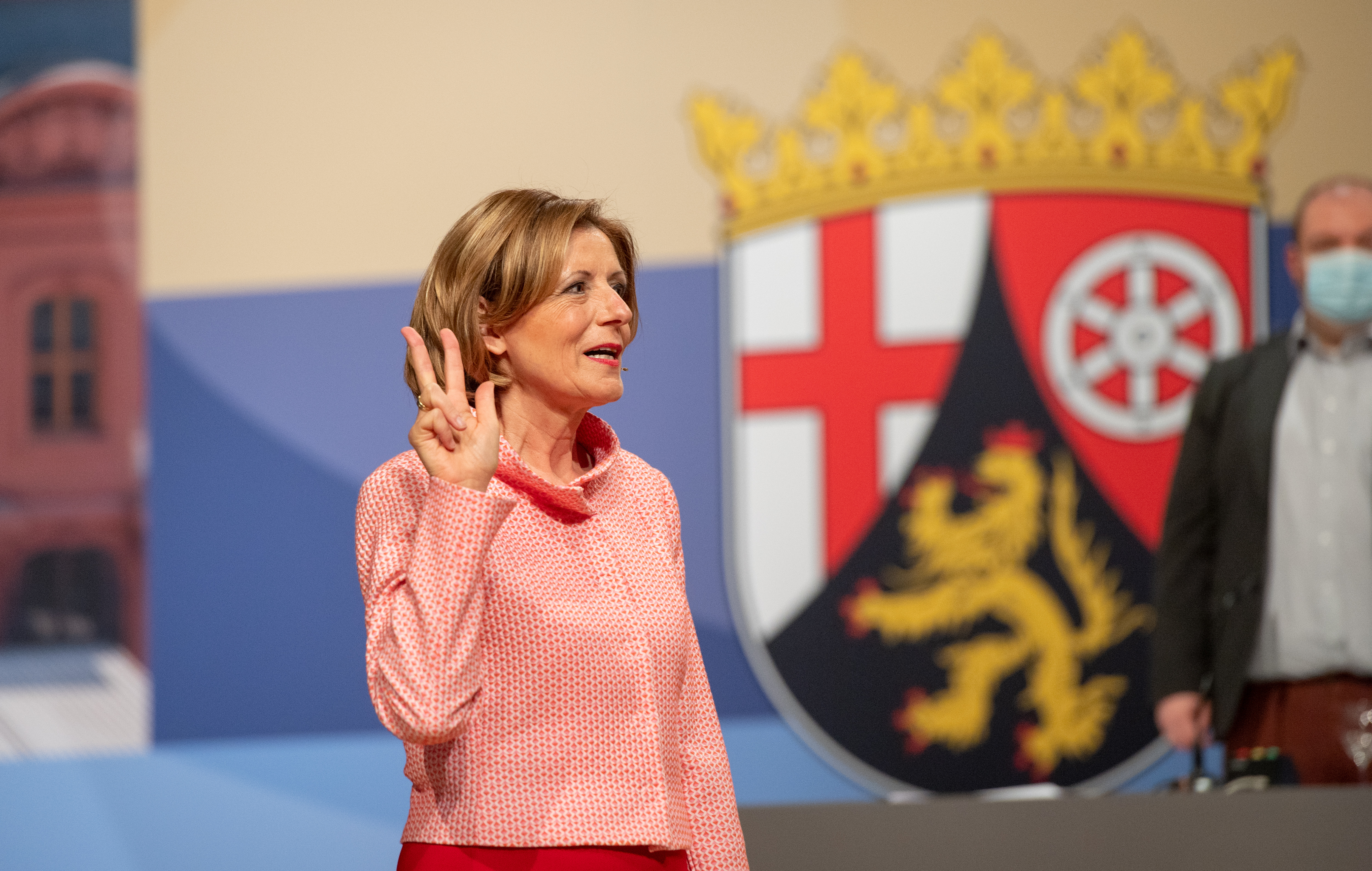 Frau Dreyer erhebt die Hand für die Vereidigung.