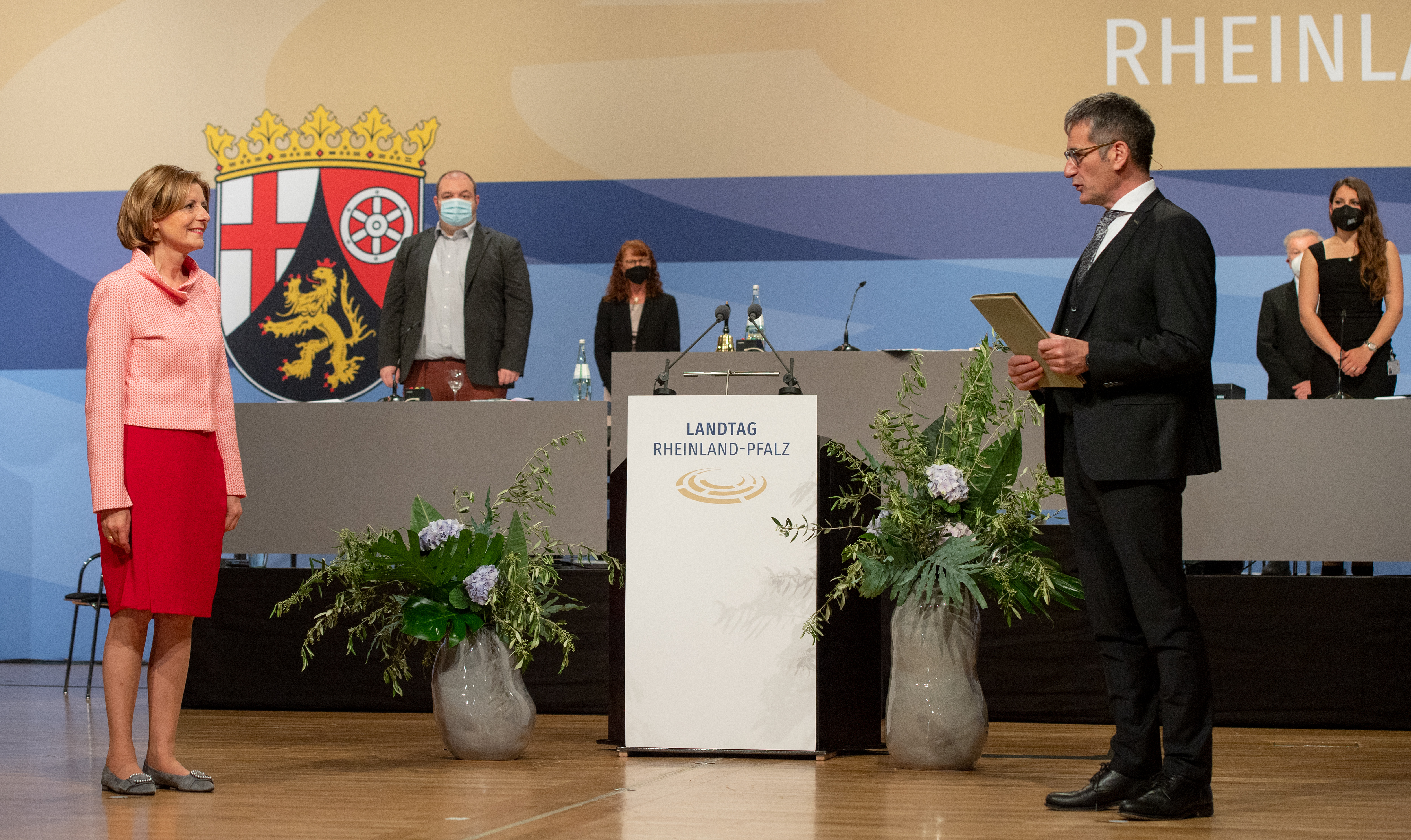 Landtagspräsident Hering steht ihr gegenüber und verliest wichtige Punkt bezüglich der Vereidigung.