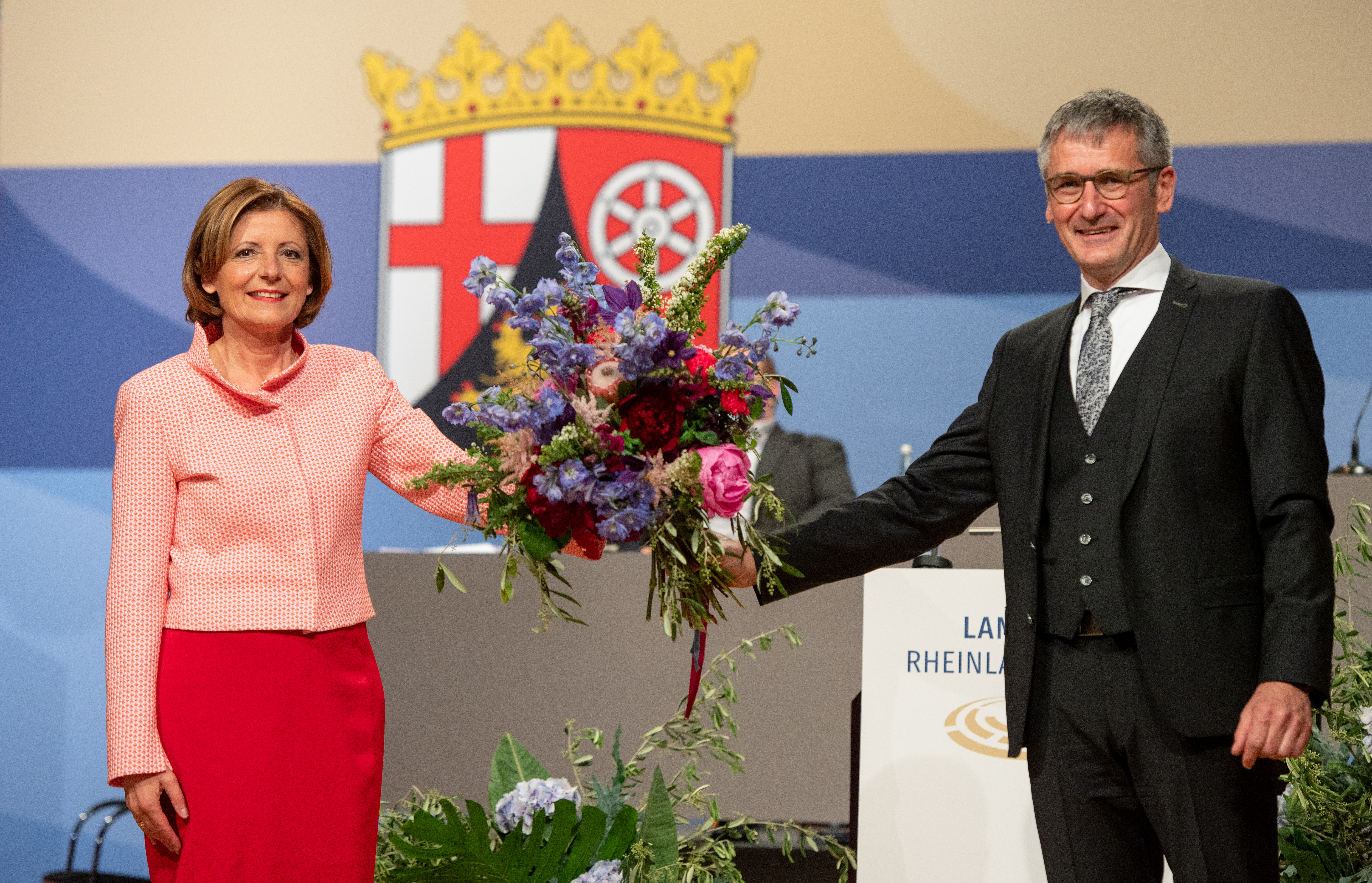 Hendrik Hering übergibt Malu Dreyer einen Blumenstrauß.